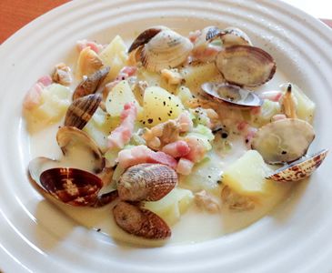 emoticibo clam chowder piatto evidenza