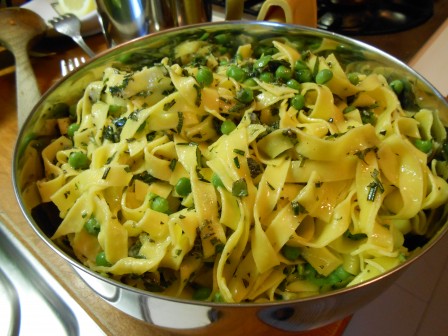 La Pasqua Si Avvicina Tagliatelle Fresche Agli Aromi E Pecorino Emoticibo