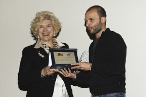 Io mentre premio il giovane regista del film Scorciatoie, Corrado Ceron, che ha vinto ex-aequo con Il sarto dei tedeschi, il premio per la figura femminile meglio sceneggiata.