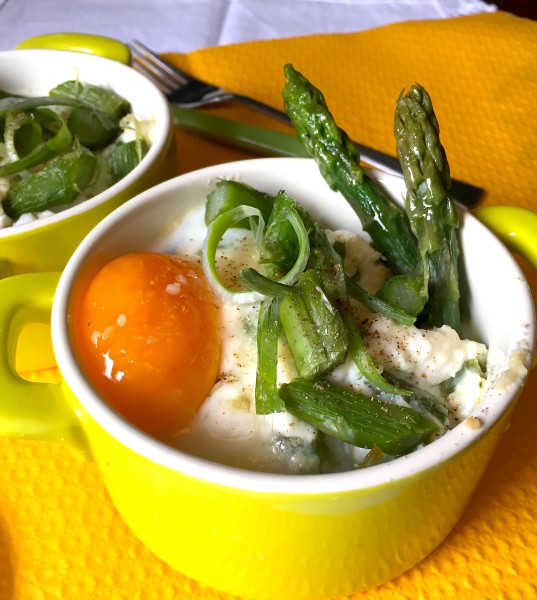Uova in cocotte con ricotta di bufala e apsaragi