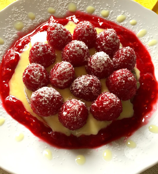 Dessert biscotto lamponi e crema vintage