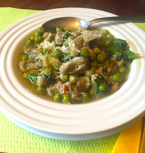 Una zuppa di fave piselli e carciofi, detta vignarola