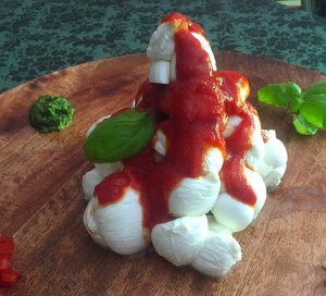 Profiteroles di mozzarelline con crema di basilico e coulis di pomodoro