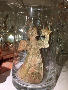 Un angelo dorato ammicca dal vaso trasparente. Il Natale abita qui: L'Angolo di Pucci Coat, boutique da sogno in piazza del Rosario1, a Milano