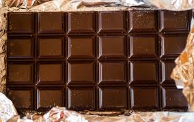 Goloso, scuro, inconfondibile il cioccolato nero fondente all'80% di cacao, perfetto per intingervi questi gamberi.